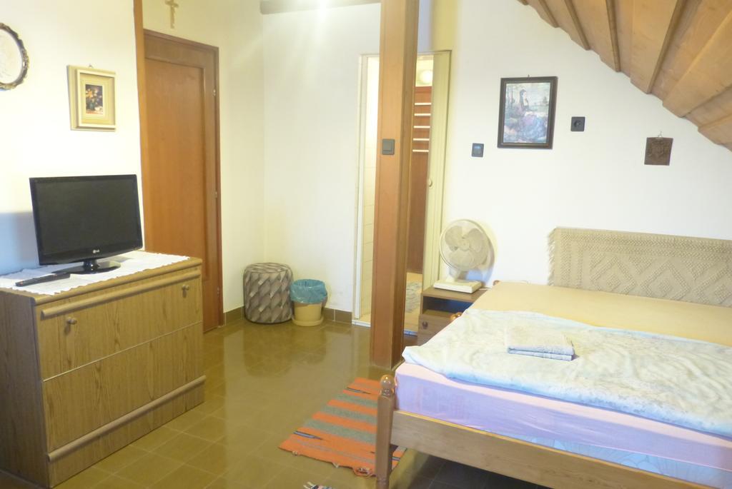 Familia Panzio Hotel Pannonhalma Room photo
